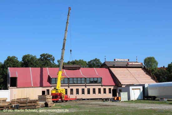 Seitlich im Obergescho&szlig; von Hochreiters "Zur Bratwurst" gibt es neue Fenstergauben AUfbau Oktoberfest 27.08.2019 (&copy;Foto: Martin Schmitz)